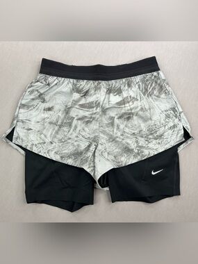NIKE WOMENS MID-RISE 2-in-1 REFLECTIVE ATHLETIC RUNNING SHORTS